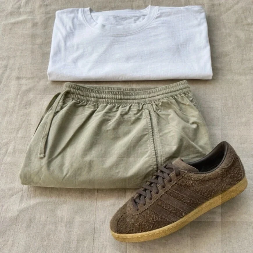 NG2-毛足長スウェードと厚みあるガムソールを真夏Tシャツとショーパンと素足露出で軽い夏サンダル感覚に押し込めて季節感ミスマッチ