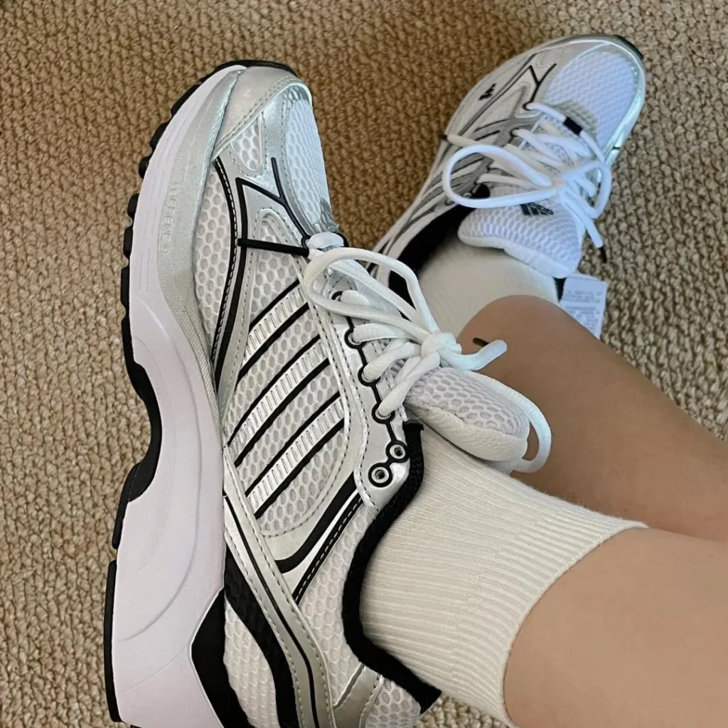 adidas(アディダス) Ozweego(オズウィーゴ)の人気カラー画像1